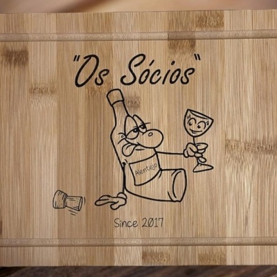 Tábuas de cortar em madeira clara com gravuras a preto e texto 