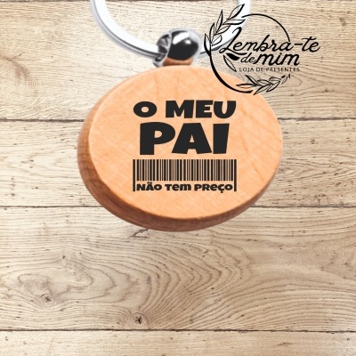 Porta-chaves redondo de madeira com texto 'O MEU PAI NÃO TEM PREÇO'