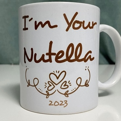 Caneca branca com texto e desenho castanho