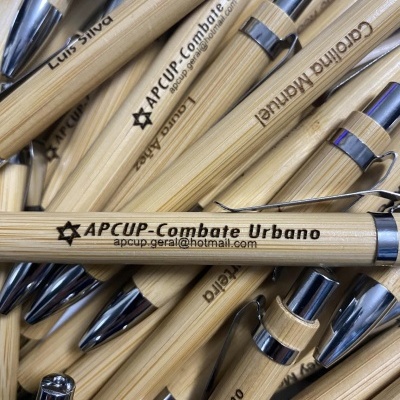 Lápis de madeira clara com texto preto e detalhes metálicos prateados