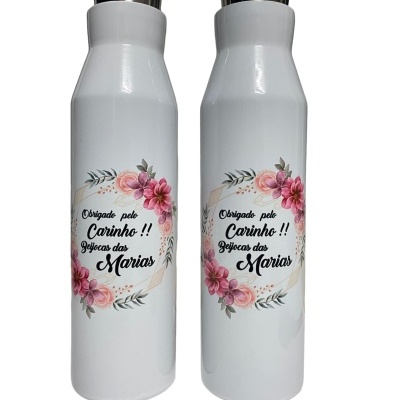 Duas garrafas térmicas brancas com decoração floral e texto personalizado
