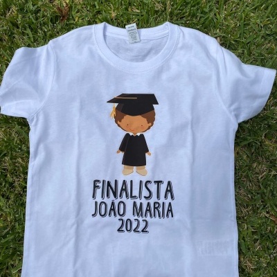 T-shirt branca infantil com design de formatura em relva
