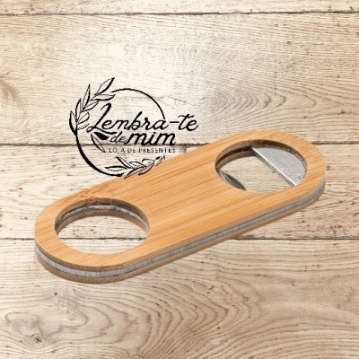 Suporte para copos em madeira clara com duas aberturas circulares