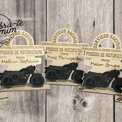 Cartões decorativos em madeira com moto preta e texto em português sobre passeios de motorizadas