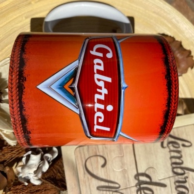 Caneca laranja com texto Gabriel