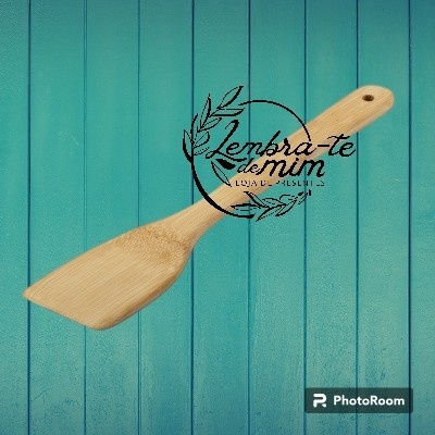 Espátula de madeira clara sobre fundo azul com texto 'Lembra-te de mim'