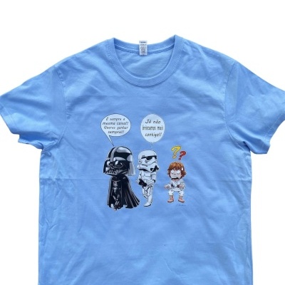 T-shirt azul clara com estampa de personagens de Star Wars e texto em balões de fala