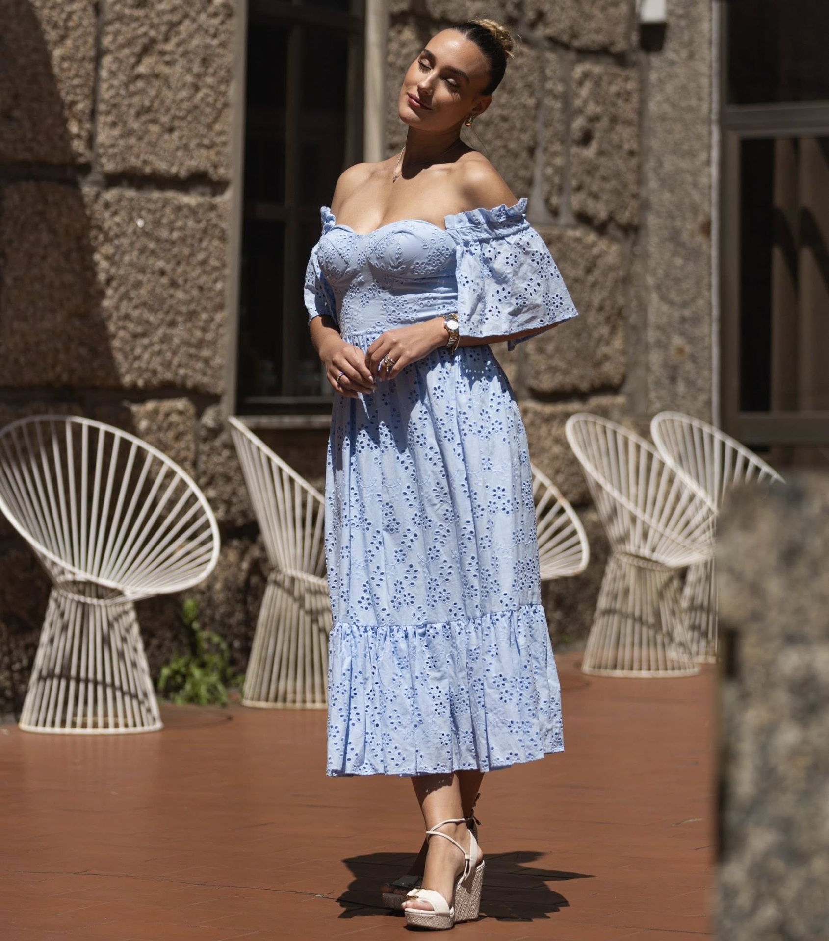 Vestido mulher midi bordado azul Miss You Vestido midi azul claro com padrão de furos, ombro a ombro, mangas folgadas, mulher ao ar livre
