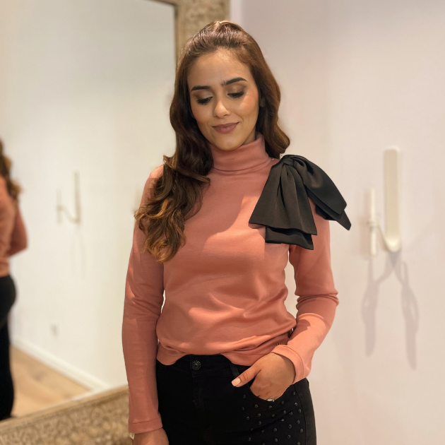 Camisola de gola alta rosa Miss You Mulher com camisola rosa de gola alta e laço preto no ombro