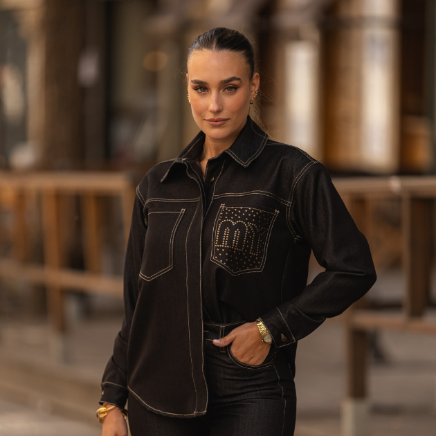 Camisa em ganga preta Miss You Camisa preta com bolsos e costuras contrastantes sendo usada por mulher em ambiente urbano