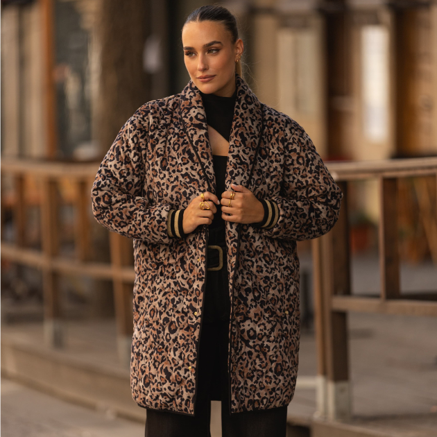 Casaco acolchoado Feminino Animal Print Miss You Casaco comprido padrão pele de leopardo com punhos pretos e dourados usado por mulher