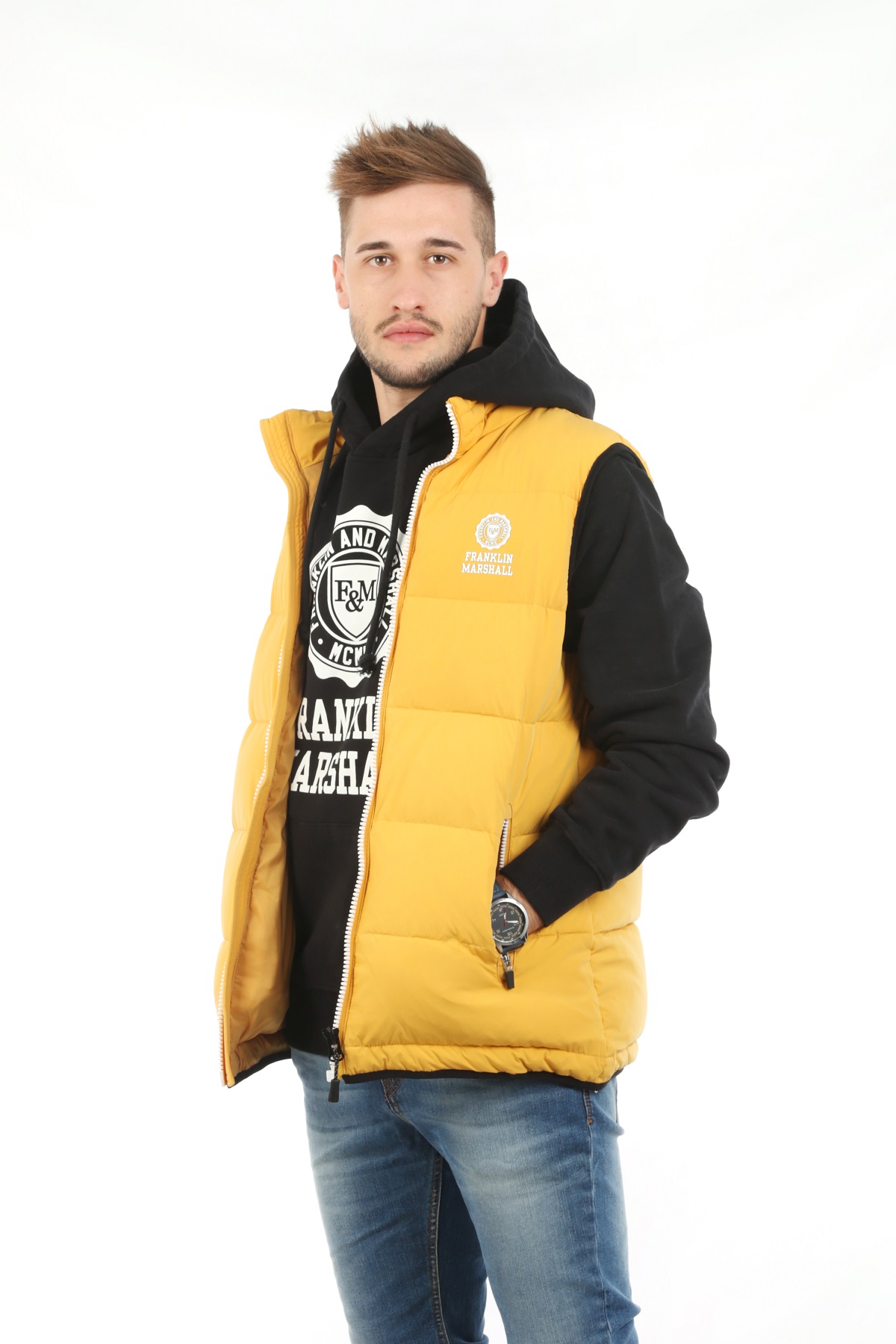Colete amarelo Franklin & Marshall homem com colete amarelo e sweat preta com capuz