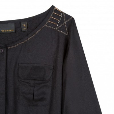 Camisola preta com bolso frontal e detalhes castanhos no ombro.