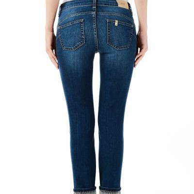 Calças de ganga femininas azuis ajustadas com bainha virada vistas de costas