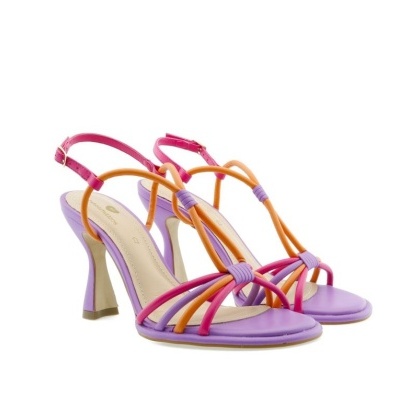 Sandálias de salto alto lilás com tiras coloridas em fundo branco