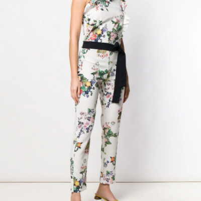 Macacão branco floral com babados e cinto preto, sandálias amarelas