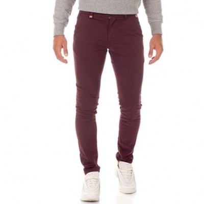 Homem com calças bordeaux justas e sapatos brancos