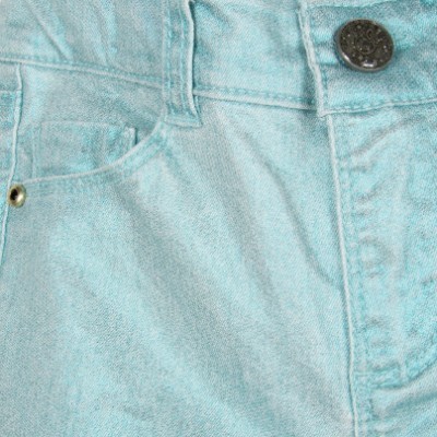 Calças de ganga azul claro com fecho metálico e bolsos frontais