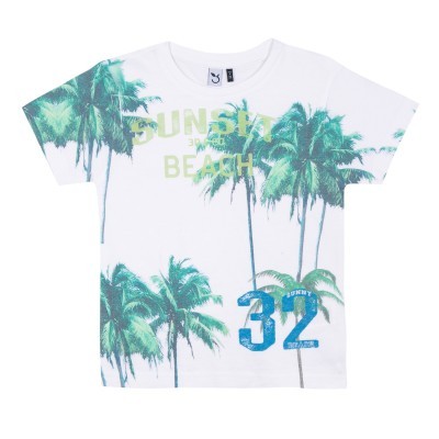 T-shirt branca com estampado de palmeiras, texto amarelo e número azul