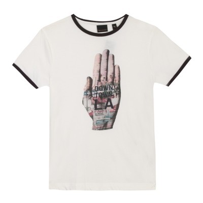 T-shirt branca com gola e bordas das mangas pretas e estampa de mão com texto LA.