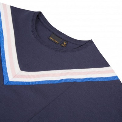 Camisola azul escura com riscas coloridas na gola