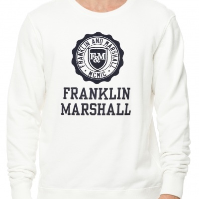 Sweatshirt branca Franklin Marshall com logótipo preto usada por homem