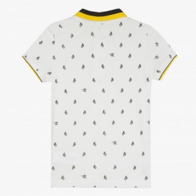 Polo branco de manga curta com padrões pretos e detalhes em amarelo e preto no colarinho e nas mangas