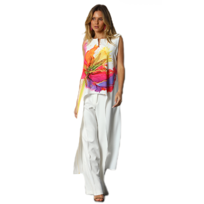 Mulher com camisa sem mangas branca com padrão floral colorido e calças largas brancas.