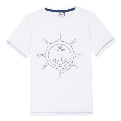 T-shirt branca com bordado azul de leme e âncora no centro