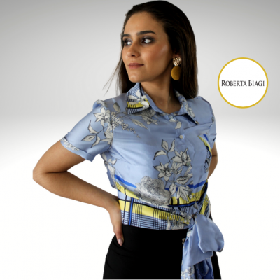 Blusa feminina azul claro com padrão floral e amarração na parte inferior