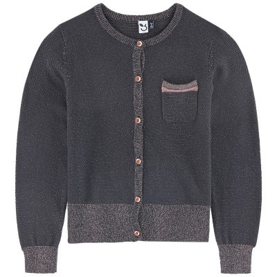 Camisola cardigan de malha cinzenta escura com bolso frontal e botões rosa claro