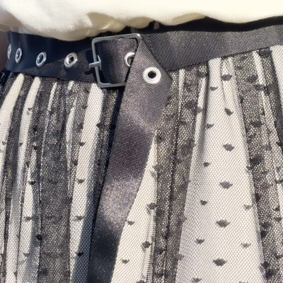 Saia branca com tule preto com corações e cinto preto com ilhóses metálicos