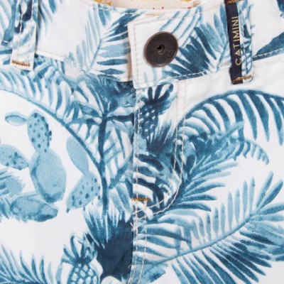 Calças brancas com padrão azul de folhas e cactos e botão metálico