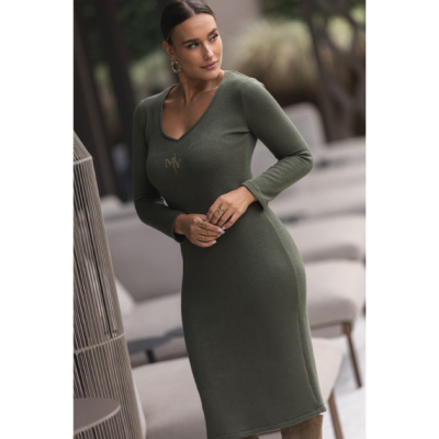 mulher com vestido verde musgo de malha com bordado MNY