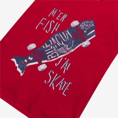 T-shirt vermelha com estampa de peixe skate e texto branco