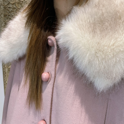 Casaco rosa com botões grandes e gola de pêlo branco