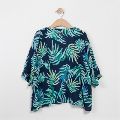 Camisola azul com padrão de folhas tropicais verdes e azuis em cabide de madeira