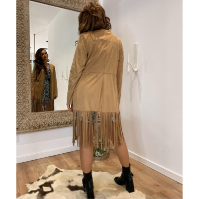 Casaco bege com franjas de camurça visto por trás