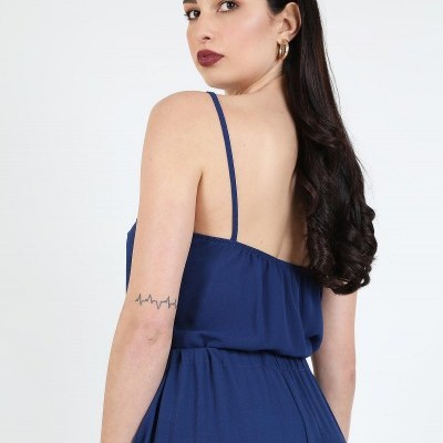 Mulher de costas com vestido azul escuro e alças finas