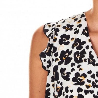 Blusa feminina com padrão floral preto e amarelo e mangas com babados.