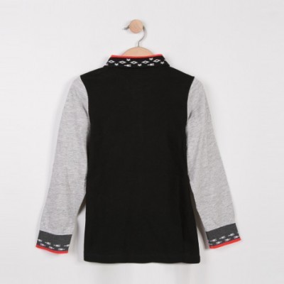 Camisola infantil preta e cinza com gola e punhos decorados