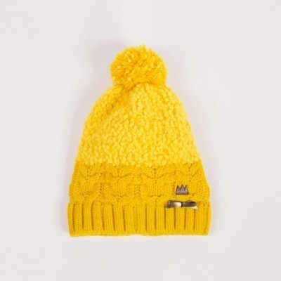 Gorro amarelo de malha com pompom e etiqueta metálica