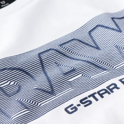 T-shirt branca com padrão azul e texto G-STAR RAW