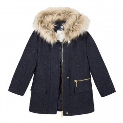 Casaco azul escuro com capuz de pelo e fecho zip dourado