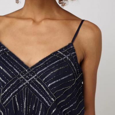 Vestido feminino azul escuro com alças finas e padrão prateado em relevo