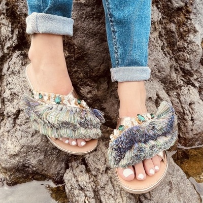 Chinelos femininos com franjas e pedras coloridas