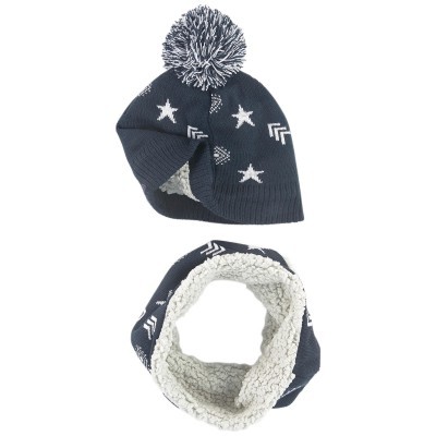 Gorro e cachecol em malha azul escuro com padrões brancos e forro de pelo branco