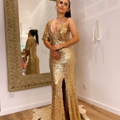 Vestido longo dourado de lantejoulas com decote em V e racha frontal