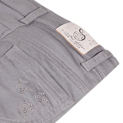 Calça cinzenta com bolso traseiro decorado com strass em formato de estrelas e etiqueta com texto '9 Casual Jeans COLLECTION'