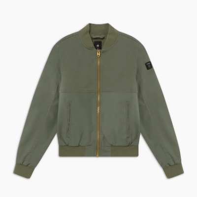 Casaco bomber verde-oliva com fecho dourado e etiqueta preta no braço